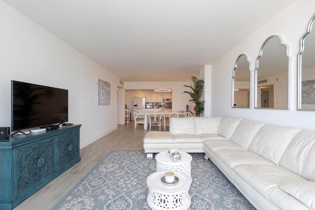 Stunning & Spacious Resort-Style Condo Across From Beach! Маями Бийч Екстериор снимка