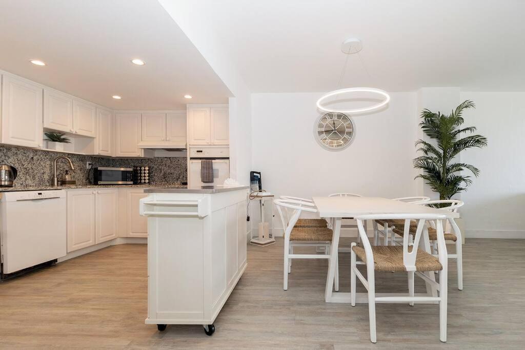 Stunning & Spacious Resort-Style Condo Across From Beach! Маями Бийч Екстериор снимка