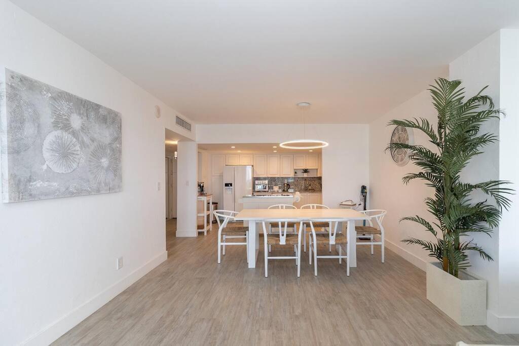 Stunning & Spacious Resort-Style Condo Across From Beach! Маями Бийч Екстериор снимка