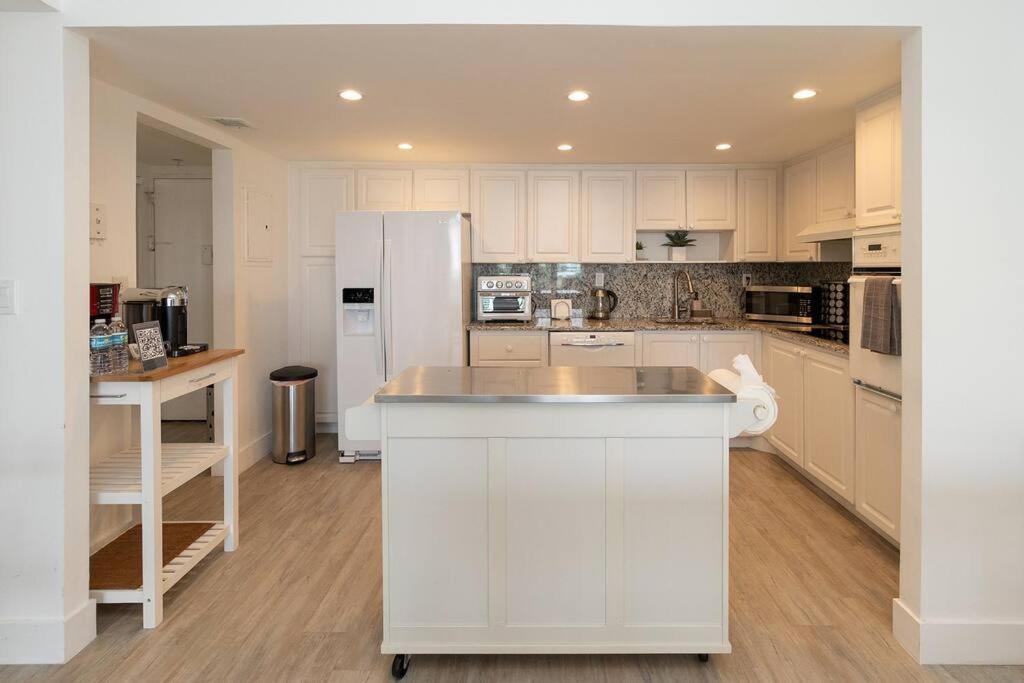 Stunning & Spacious Resort-Style Condo Across From Beach! Маями Бийч Екстериор снимка