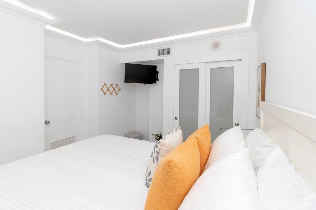 Stunning & Spacious Resort-Style Condo Across From Beach! Маями Бийч Екстериор снимка