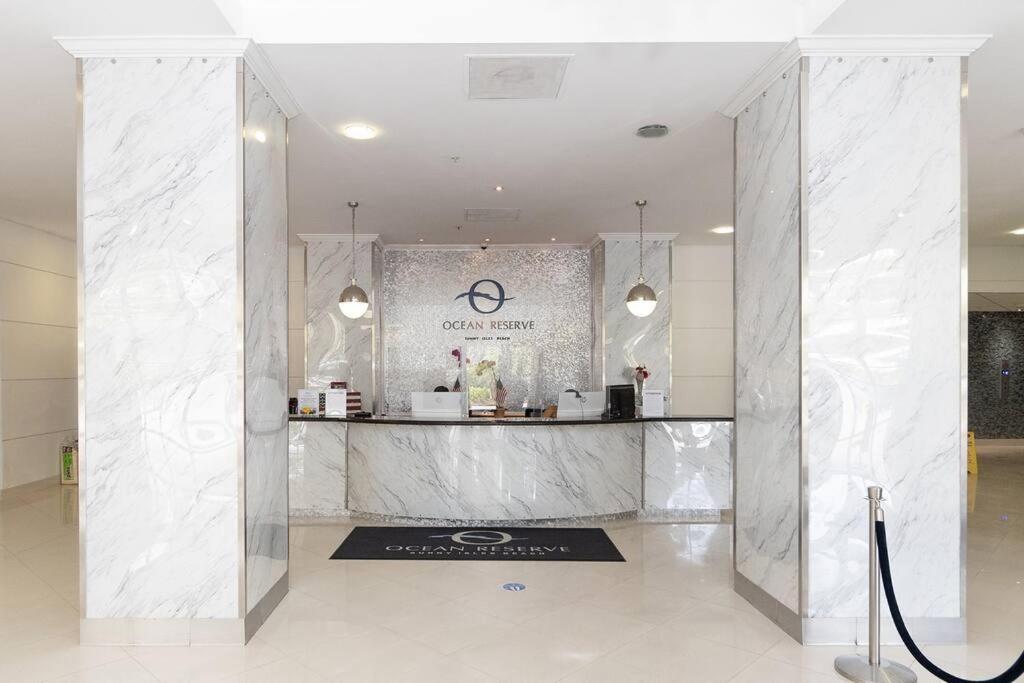 Stunning & Spacious Resort-Style Condo Across From Beach! Маями Бийч Екстериор снимка