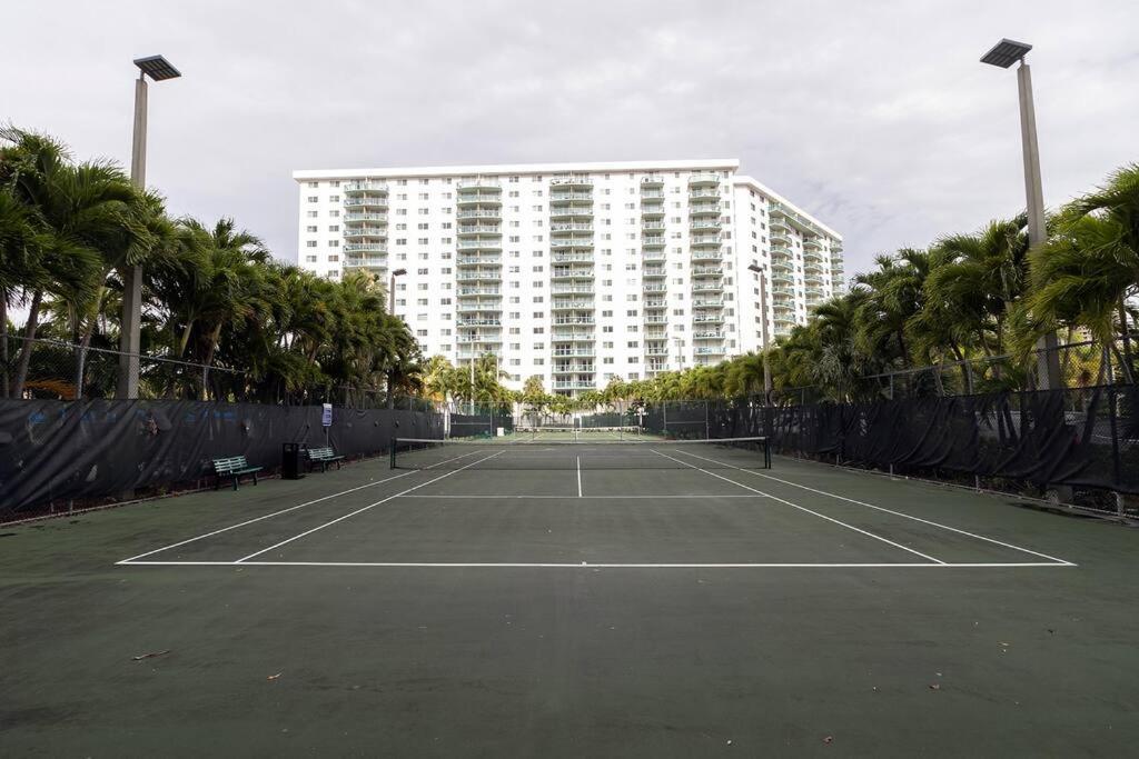 Stunning & Spacious Resort-Style Condo Across From Beach! Маями Бийч Екстериор снимка